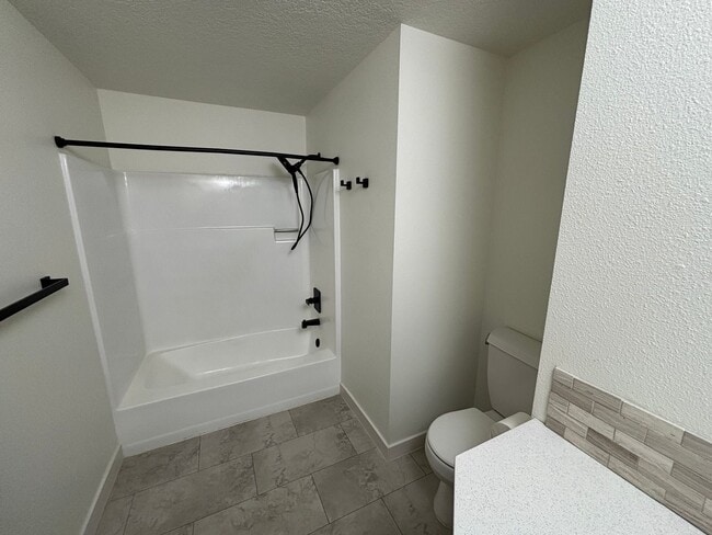 Building Photo - Freshly Updated Troutdale Gem with Enterta...