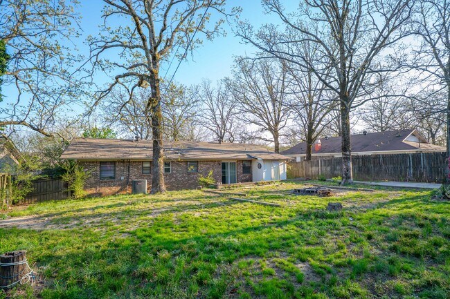 Building Photo - Large Backyard in North Little Rock