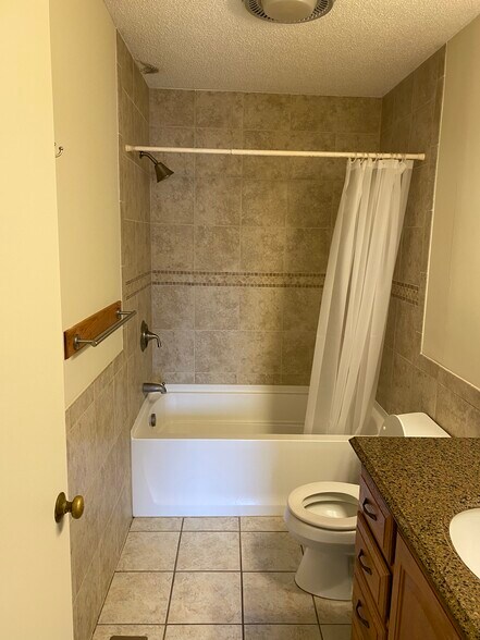 Tub/Shower - 101 S Shafer St