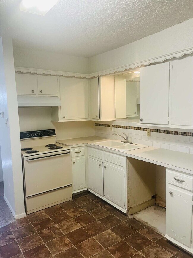 Building Photo - MOVE IN SPECIAL - 2 Bedroom Townhome
