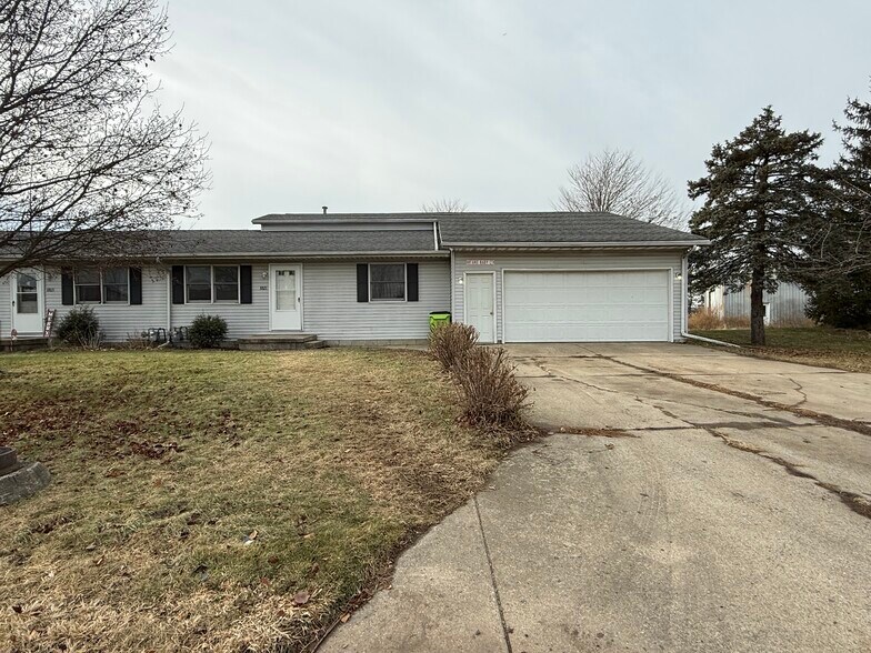 Building Photo - 8821 Sams Dr