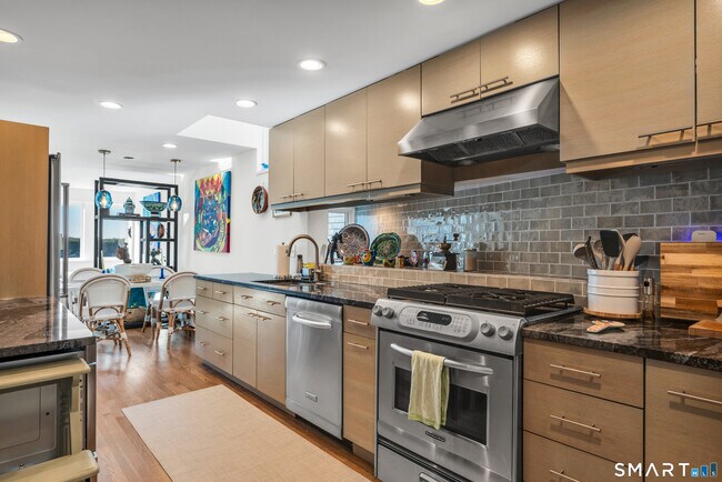 Building Photo - 98 Limewood Ave