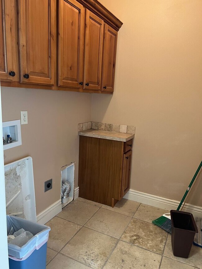 Building Photo - **$100 OFF FIRST MONTHS RENT!** Stunning 5 bed 3.5 bath twin-home on the Rexburg Hill