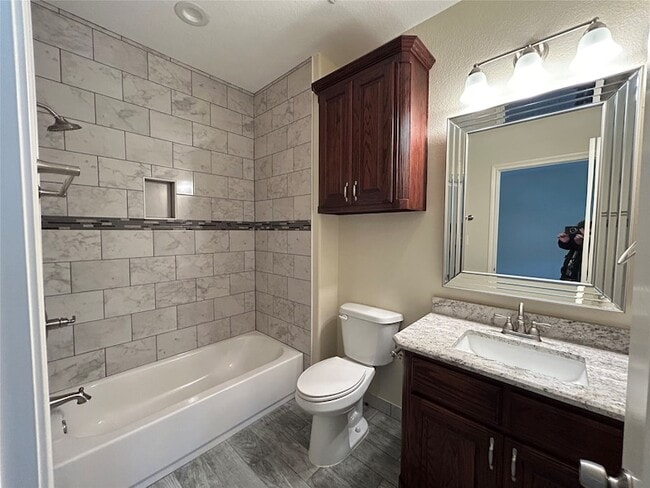 Building Photo - 204 Pearl Ln