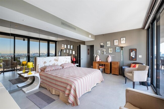 Building Photo - 1000 Venetian Way