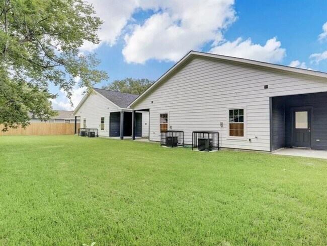 Building Photo - 4425 Clover St