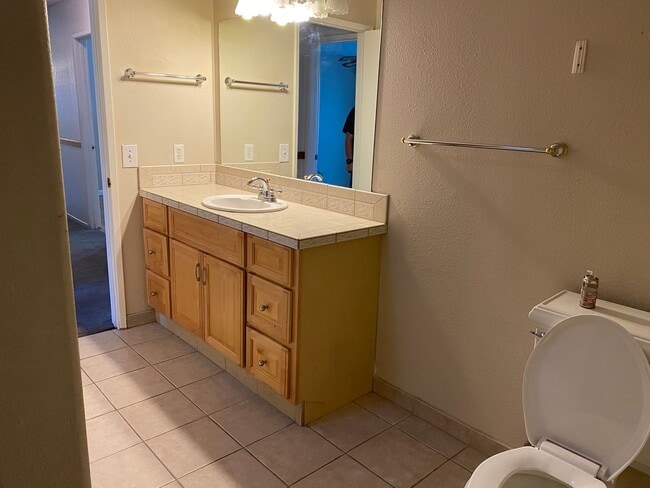 Building Photo - 3 Bedroom 2 Bath Home