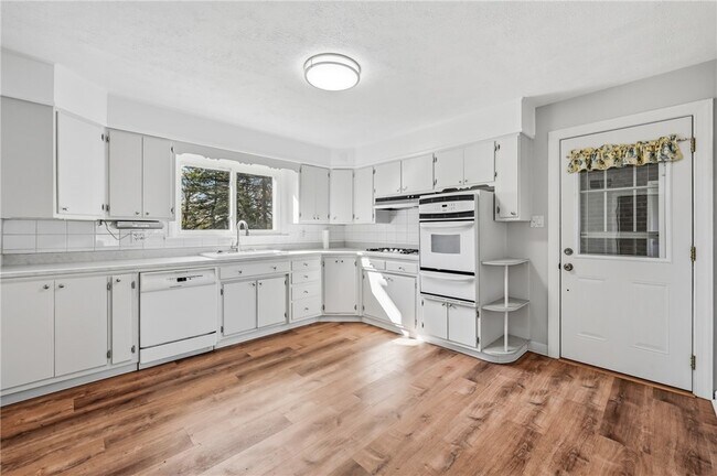 Building Photo - 1060 S Hermitage Rd