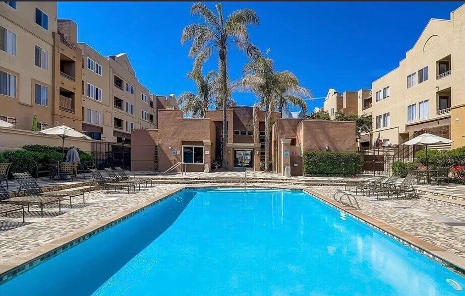 Building Photo - 8889 Caminito Plaza Centro