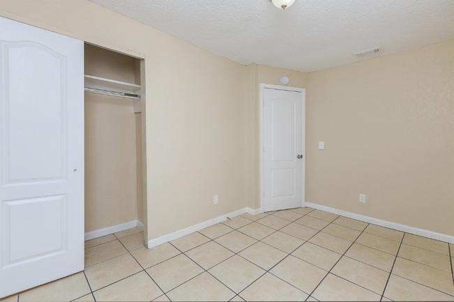 Building Photo - 5901 S Dale Mabry Hwy