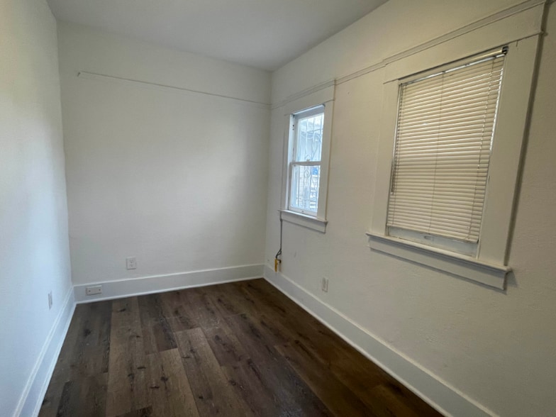 Building Photo - 1625 1/2 W 55th St