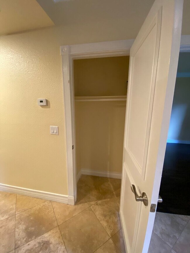 Building Photo - Discover Your New Home! Spacious 1-Bedroom Condo Near the Las Vegas Strip