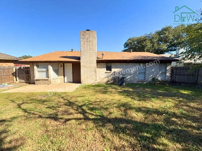 Building Photo - Charming 3BR Home for Lease with Spacious Backyard in Fort Worth