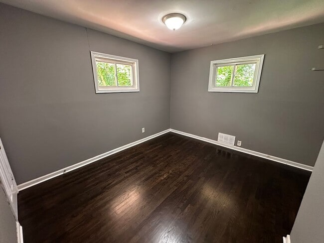 Building Photo - 4 bed and 2 bath in Decatur!