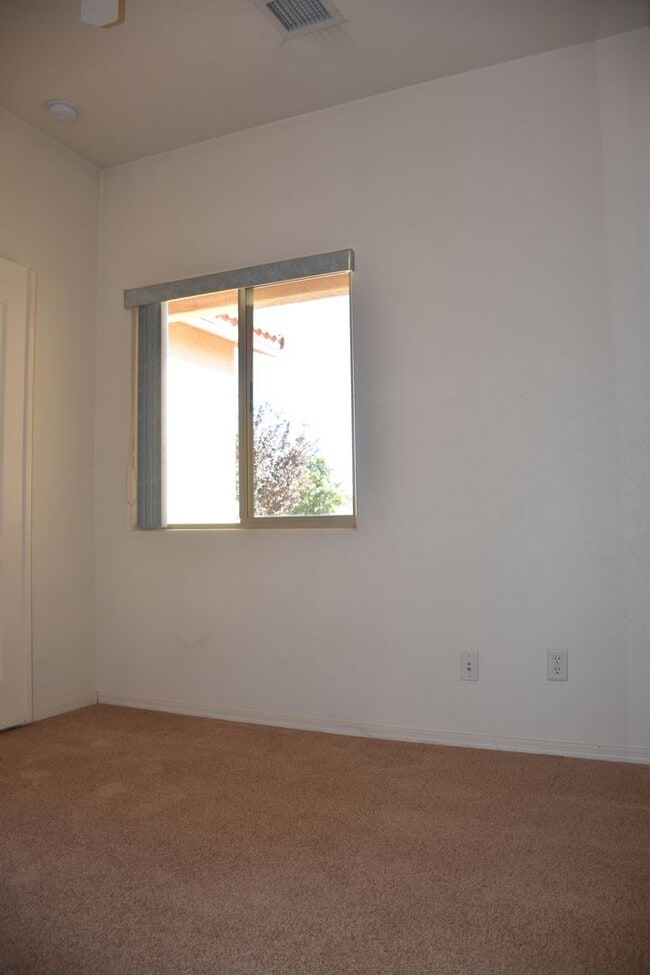 Building Photo - Great House  Close to Everything