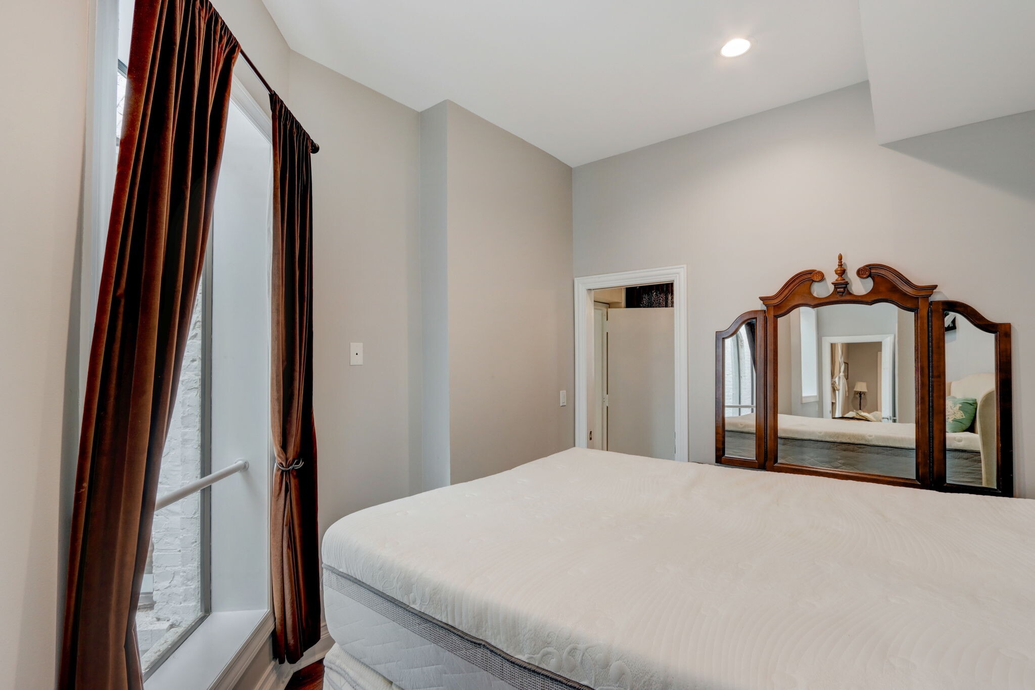 Building Photo - 20 W Ontario St