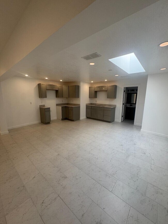 Building Photo - 11216 Baja Dr NE