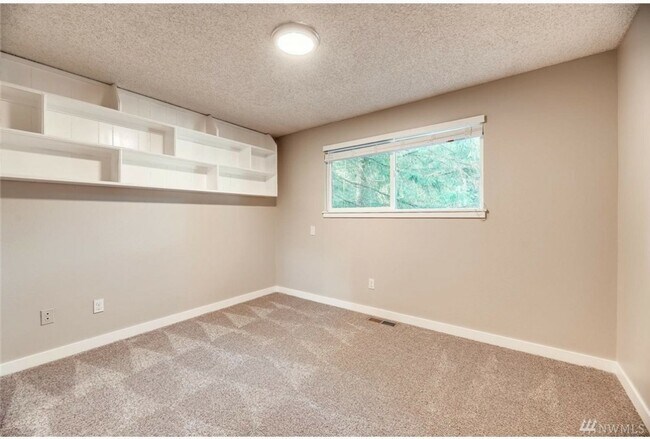 Building Photo - Kirkland Location, Charming 3 Bedroom - 1....