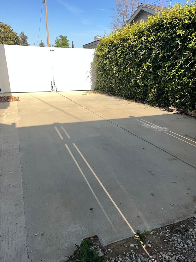 Building Photo - Spacious 3 Bedroom 2 Bath Home - Big Backyard – Simi Valley