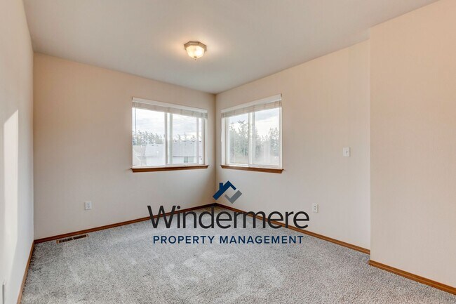 Building Photo - Two story 4 bedroom 2.5 bath Home.