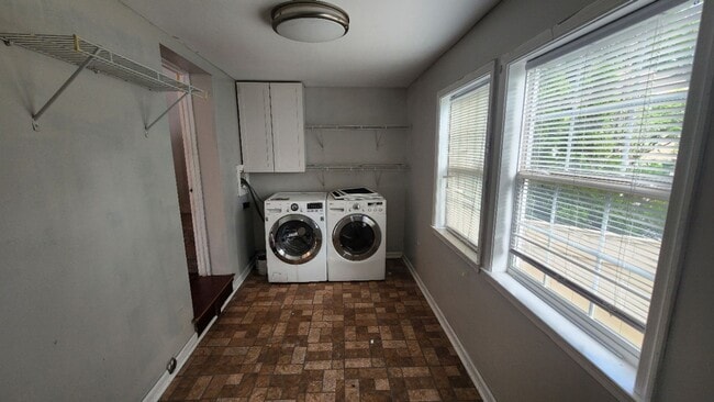 Building Photo - Corner 1st and 2nd flr. unit with central ...