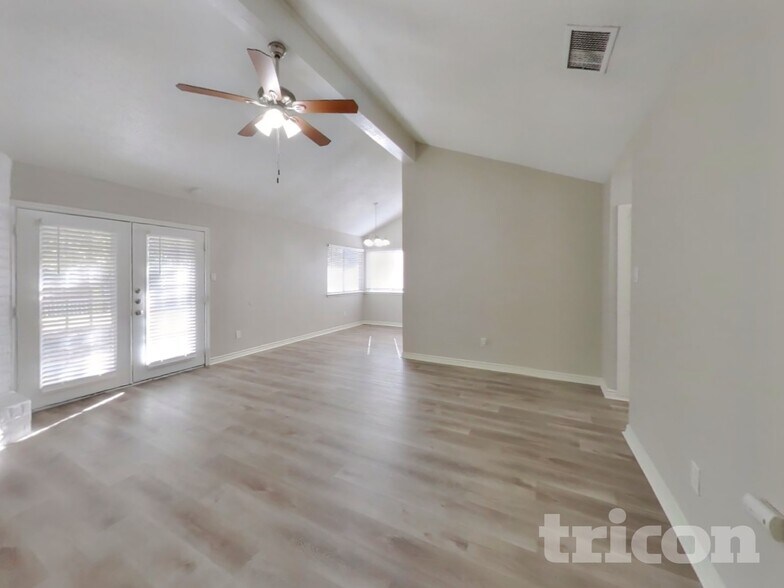 Building Photo - 2214 Townhall Ln