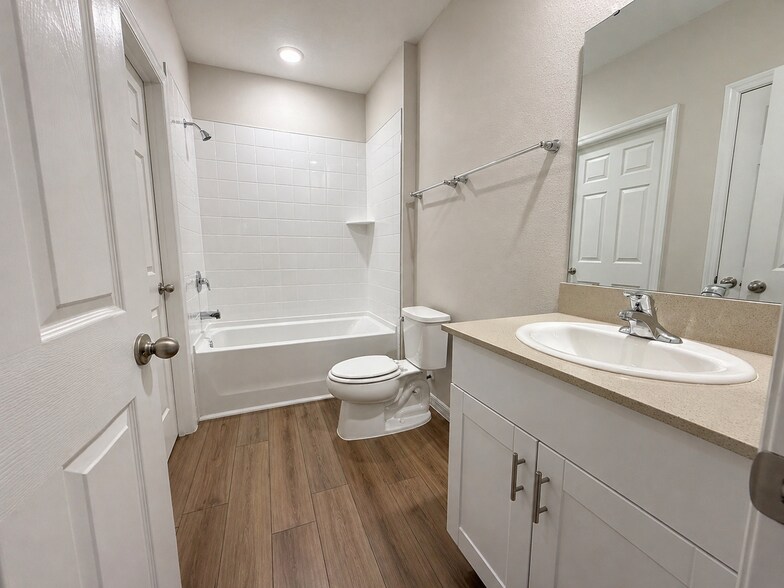 Building Photo - 1305 Current Pl