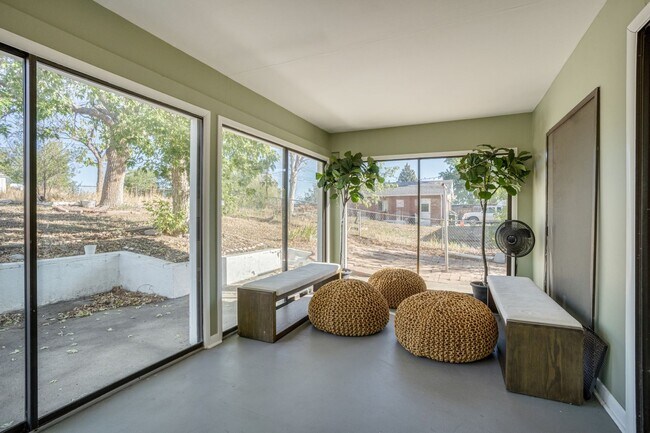 Building Photo - Room in a large shared home, great neighborhood, friendly roommates!