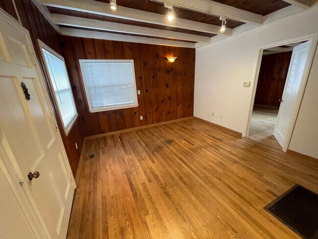 Building Photo - 2 Bed 1 Ba PG House walking distance to beach