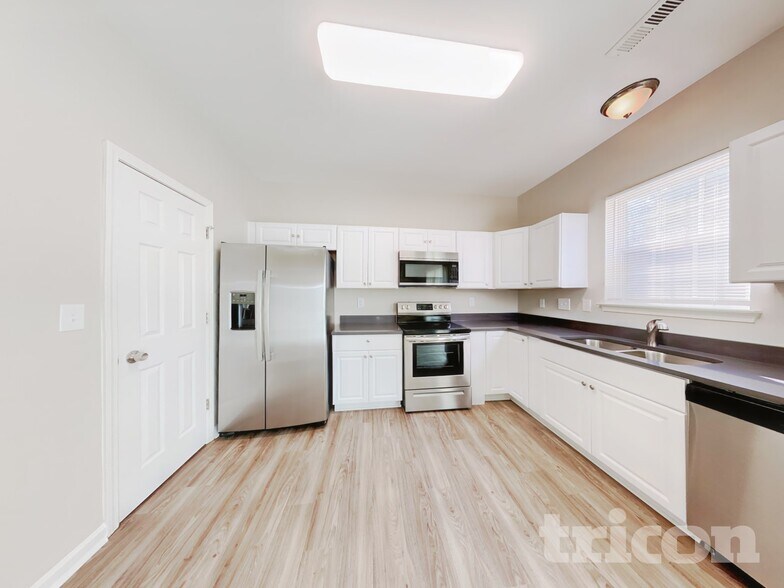 Building Photo - 544 Stillgreen Ln