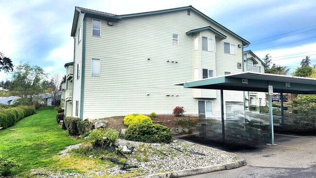 Building Photo - Lovely Oak Harbor Living and Pet Friendly!!