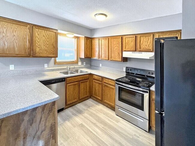 Building Photo - Spacious 4-Bedroom Home in a Prime Locatio...