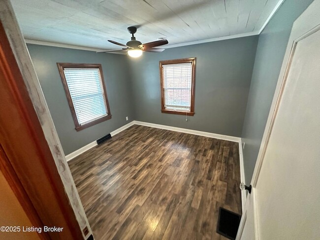 Building Photo - 332 E Esplanade Ave