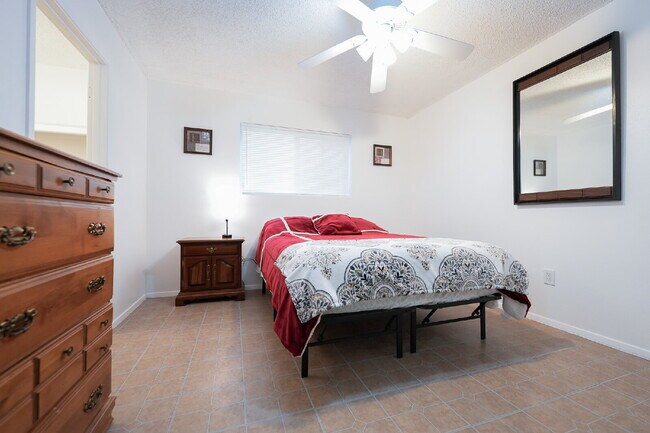 Building Photo - Warm and Welcoming Fully Furnished 2BR/1BA...