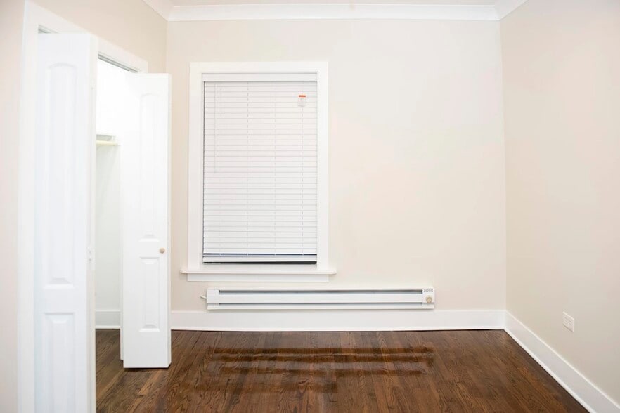 Building Photo - 727 W Roscoe St