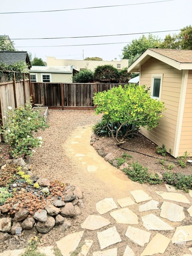 Building Photo - 1 Bedroom, 1 Bathroom Charming Craftsman i...