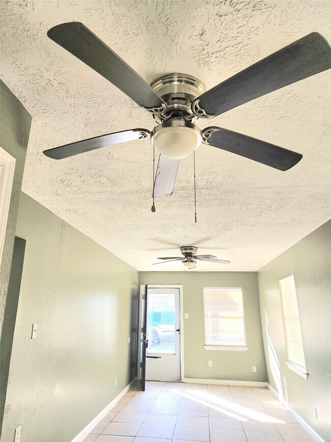 Building Photo - 3115 Christie St