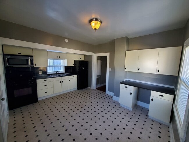 Building Photo - 110 Roseville St