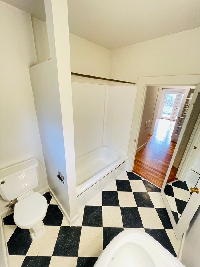 Building Photo - 1100 32nd St