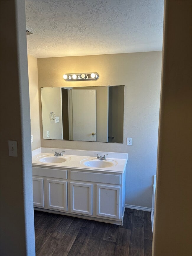 Building Photo - 16939 Suffolk Bridge Ln