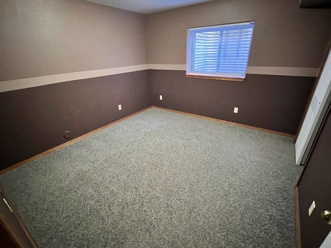 Building Photo - 6 MONTH LEASE - Spacious 4BD Home with 3-C...