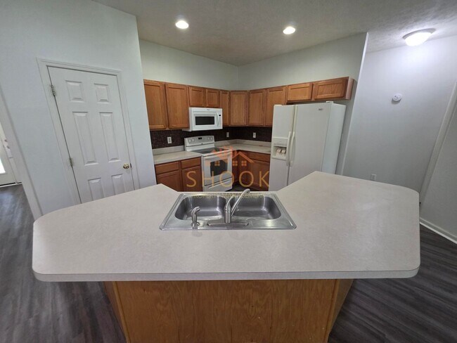 Building Photo - 3 BR Lindberg Village