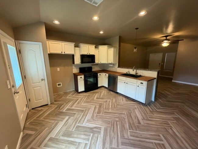 Building Photo - Adorable OKC home with 3 bed, 2 bath, 2 car garage in Mustang Schools!