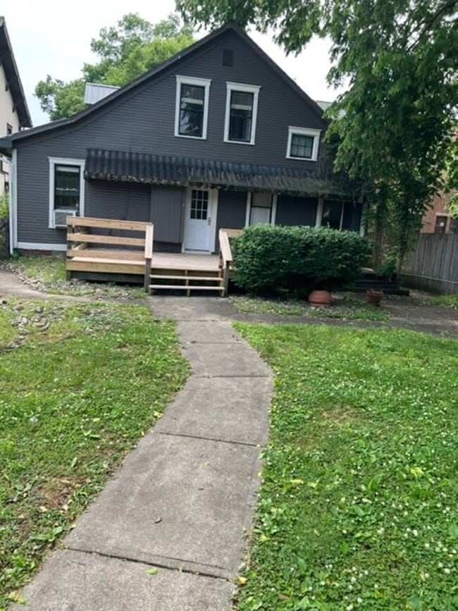 Building Photo - Beautiful 4 Bedroom 2 Bath House now Avail...