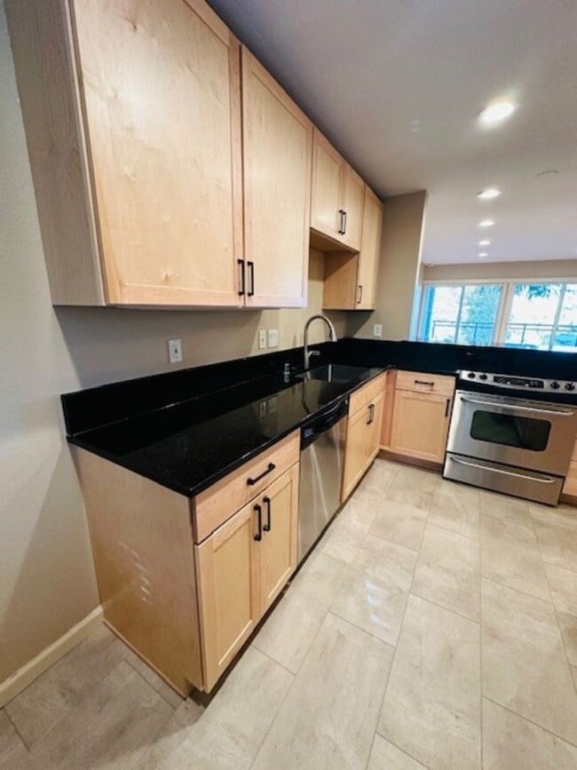 Building Photo - 2Bd/1Ba Bellevue Condo