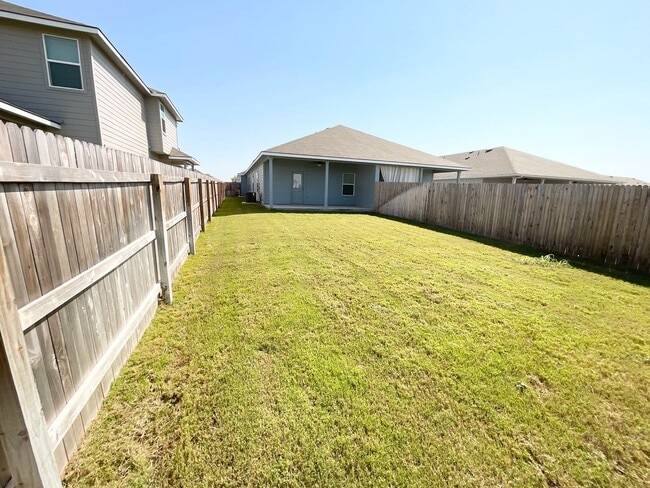 Building Photo - Luxury 3x2 Duplex in Seguin, TX!