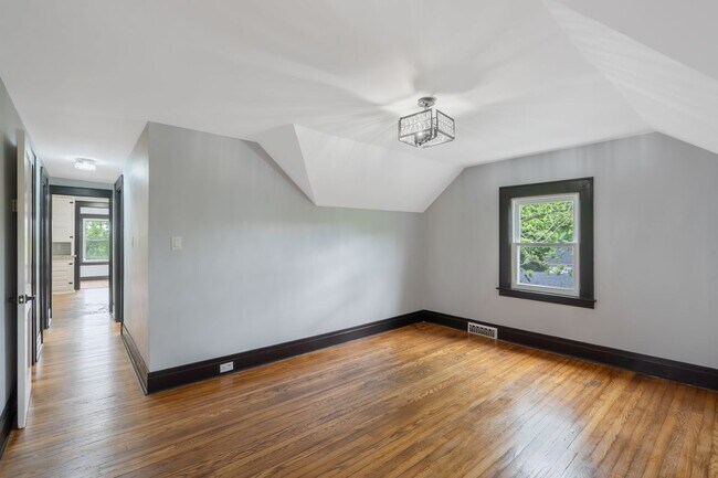 Building Photo - 944 Bellevue Ave
