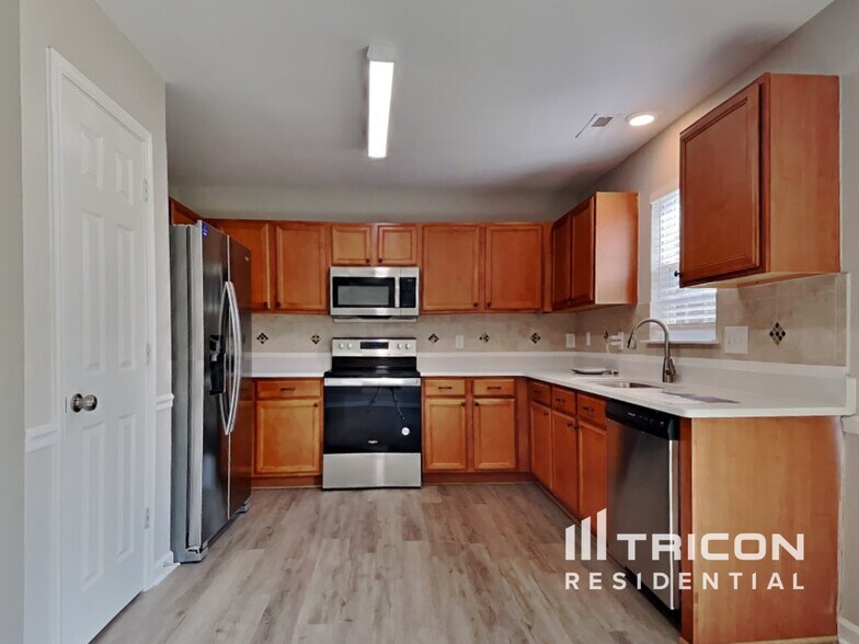 Building Photo - 827 Peachtree Meadows Cir