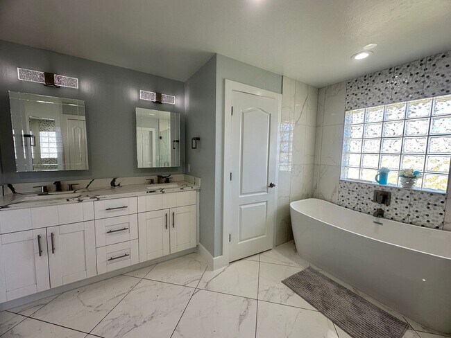 Building Photo - Stunning 3 Bedroom + Den Home with Fence +...