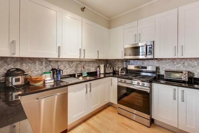 Building Photo - 744 N Clark St